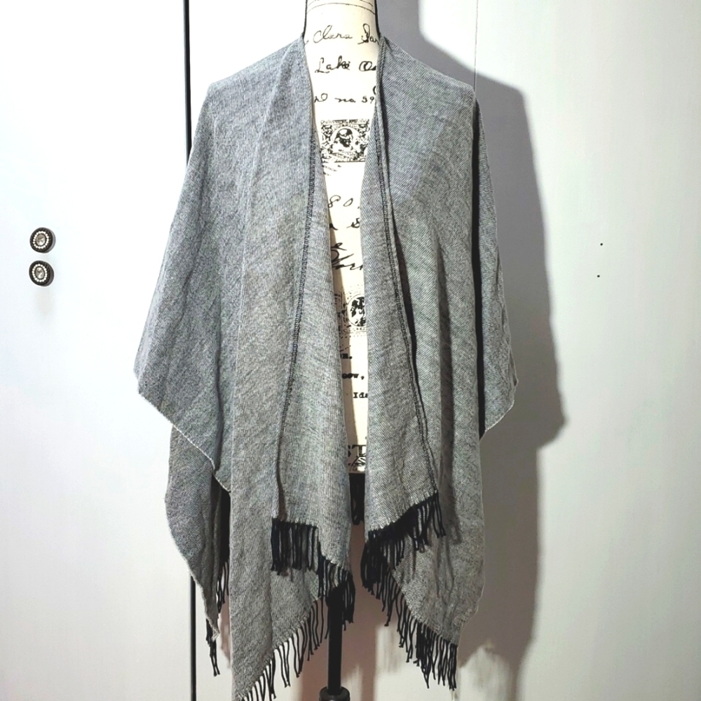 Echo| Womens Gray Flecked Soft Poncho/ Cape with Black Fringe Boho Neutral OS